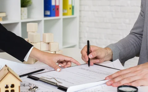 Contratos comerciales y bienes raíces